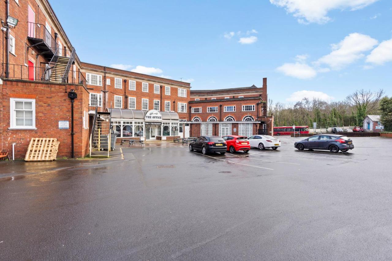 Bright, airy space with Parking and Netflix Apt 112 - B&B Dudley