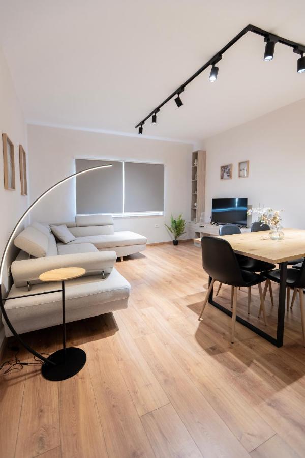 2BR at Artist's Palace - Skanderbeg Square Views - Bed and Breakfast Tirana