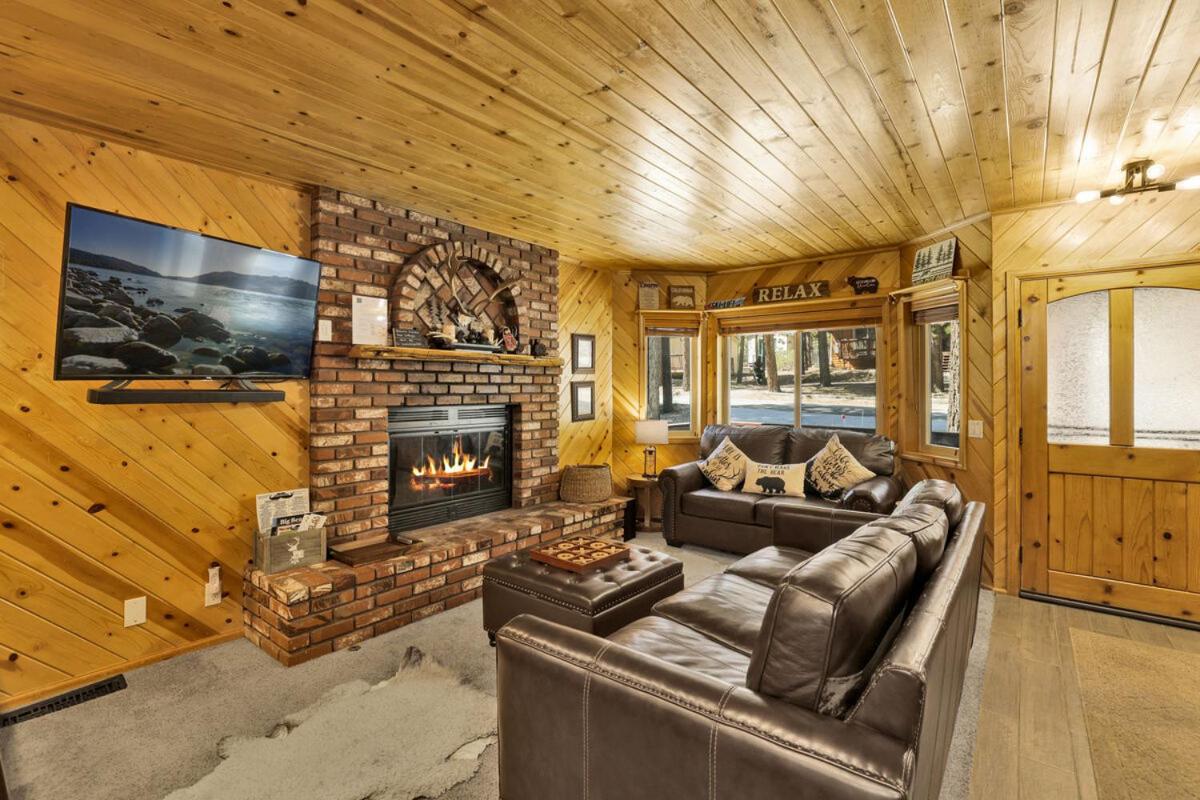 Golden West Cottage at Snow Summit - Walk to Lifts- Hot Tub- Foosball- Central Retreat- - Chambres d'hôtes Big Bear Lake