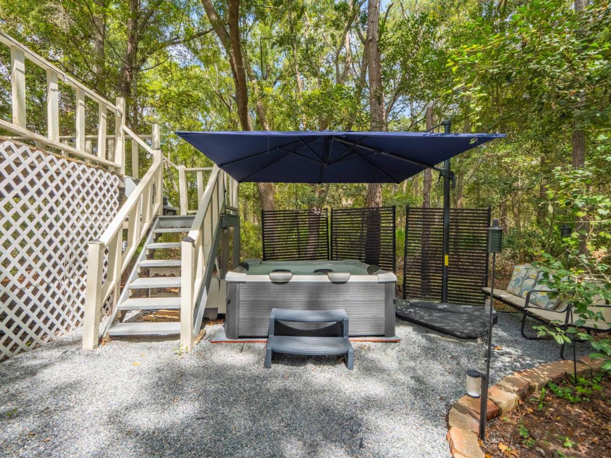 Satilla Woods Cabin & Hot Tub - Chambres d’hôtes Waynesville