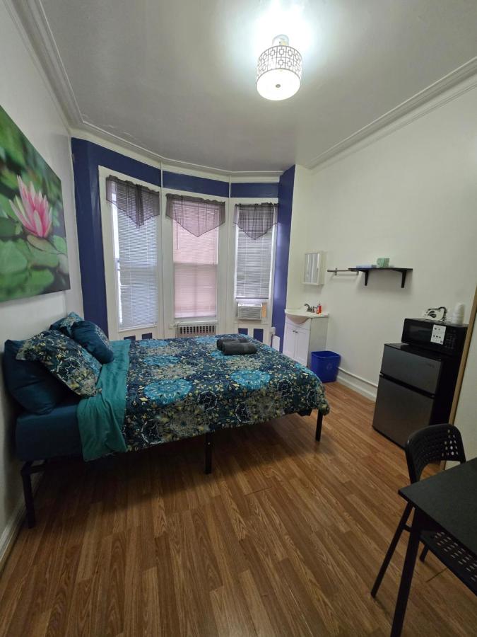 Chambre Lit Queen-Size avec Salle de Bains Commune 