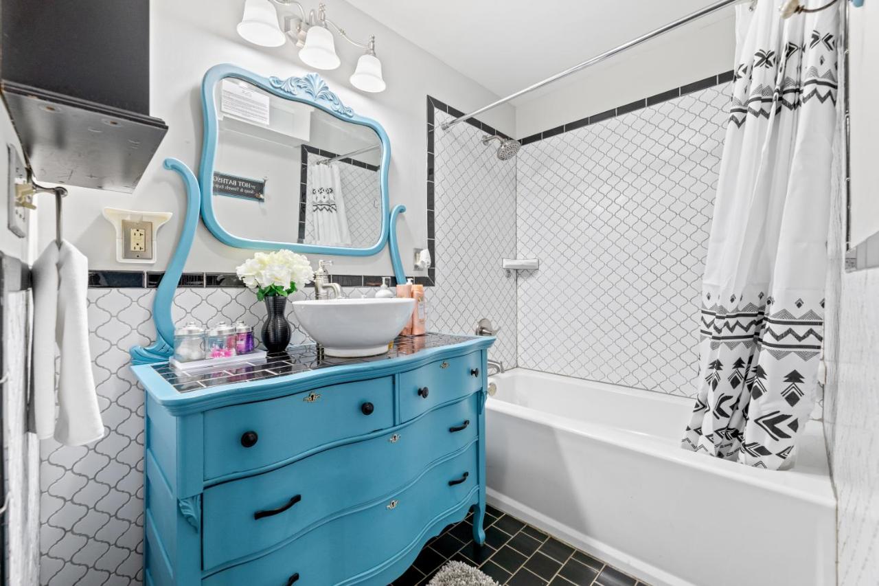 Luxe Suite with Pool Table, King Bed, 3 TVs, & Free Parking - Bed and Breakfast Cleveland