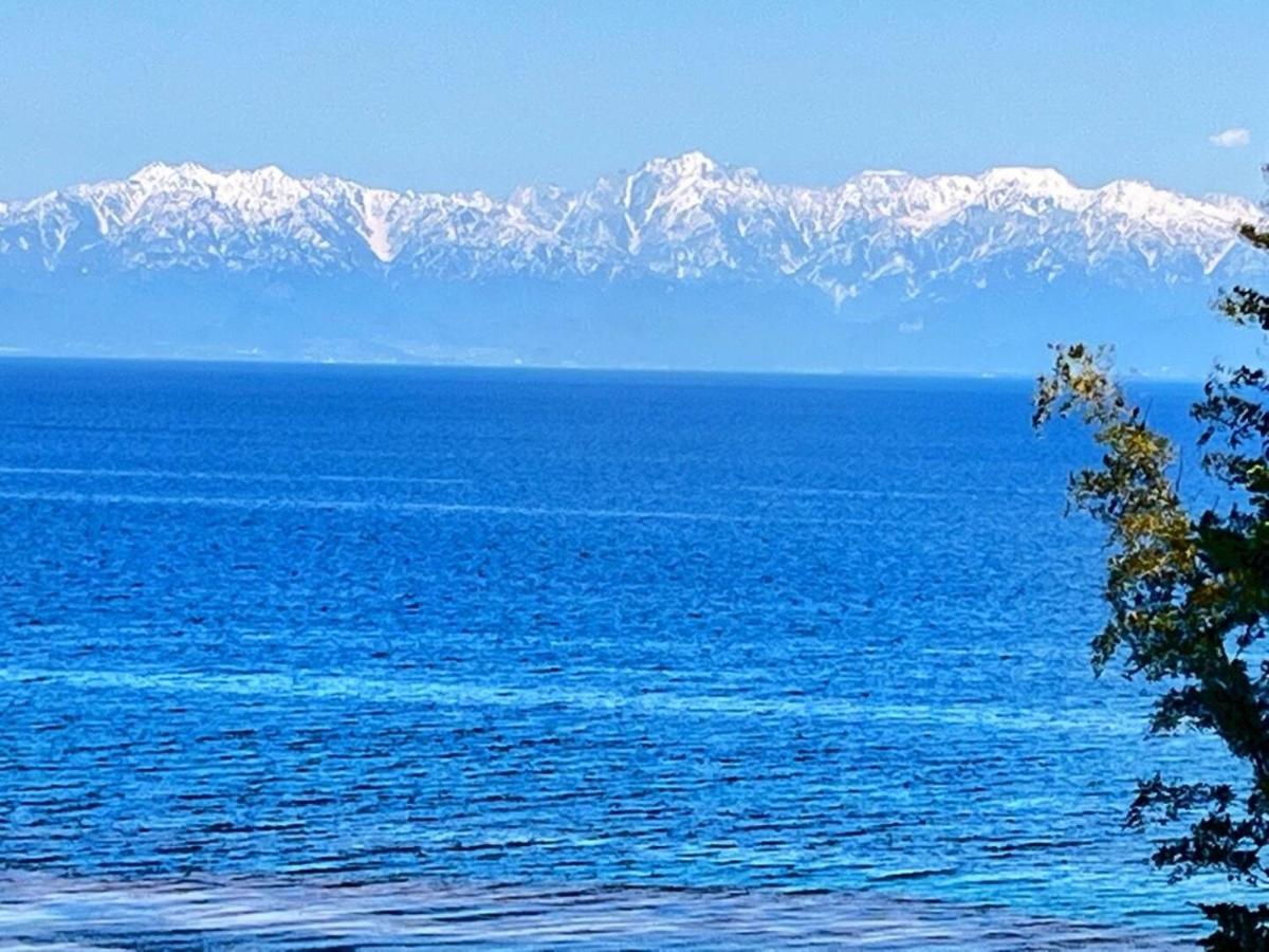 旅館青柳 海越し立山連峰の雪山絶景で休もう - B&B Himi