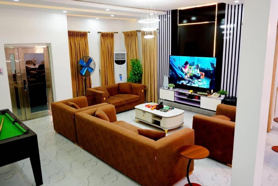 Spacious 4-Bedroom Apartment shortlet, Allen Avenue ikeja - B&B Ikeja