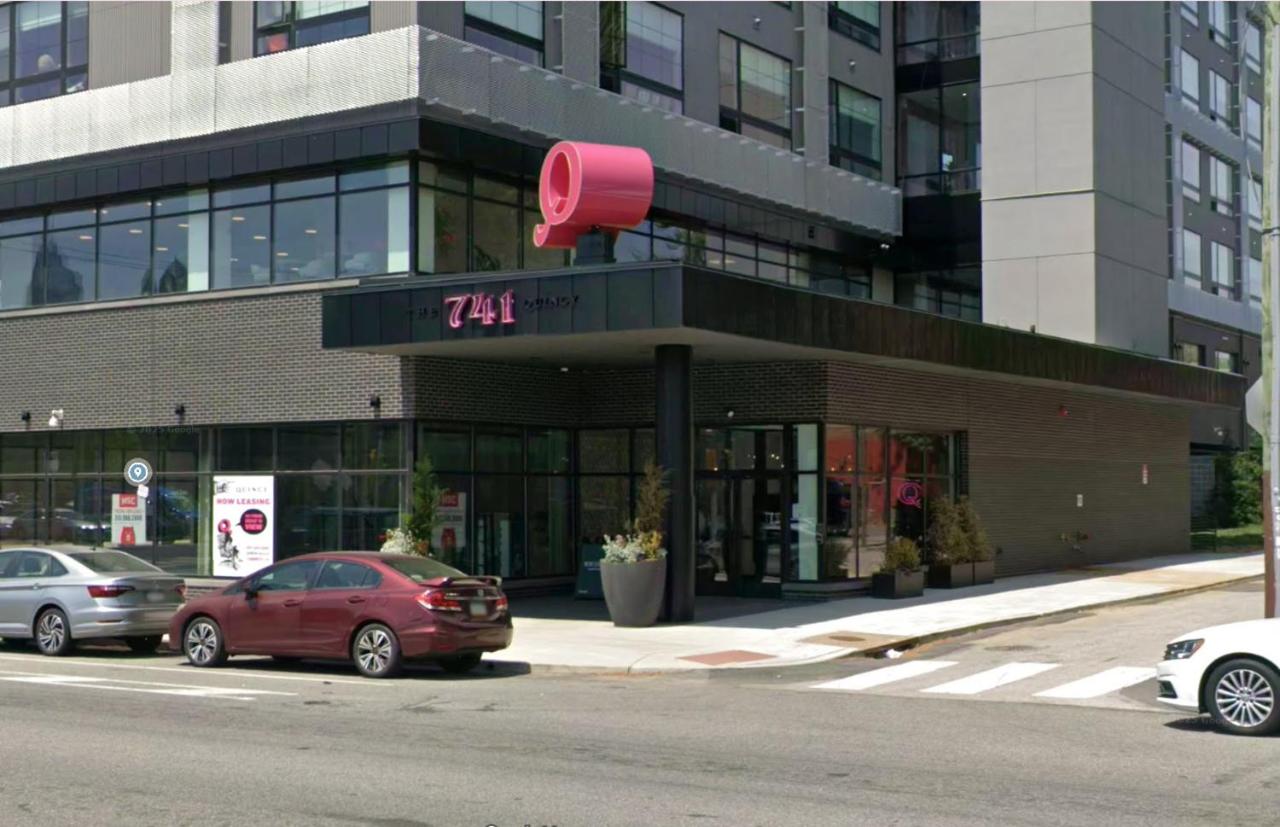 Chic 1BR Old City Apt with King Bed, City View, and Gym - B&B Philadelphia