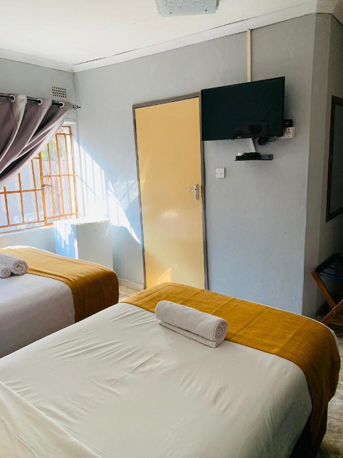 Zweibettzimmer mit Dusche