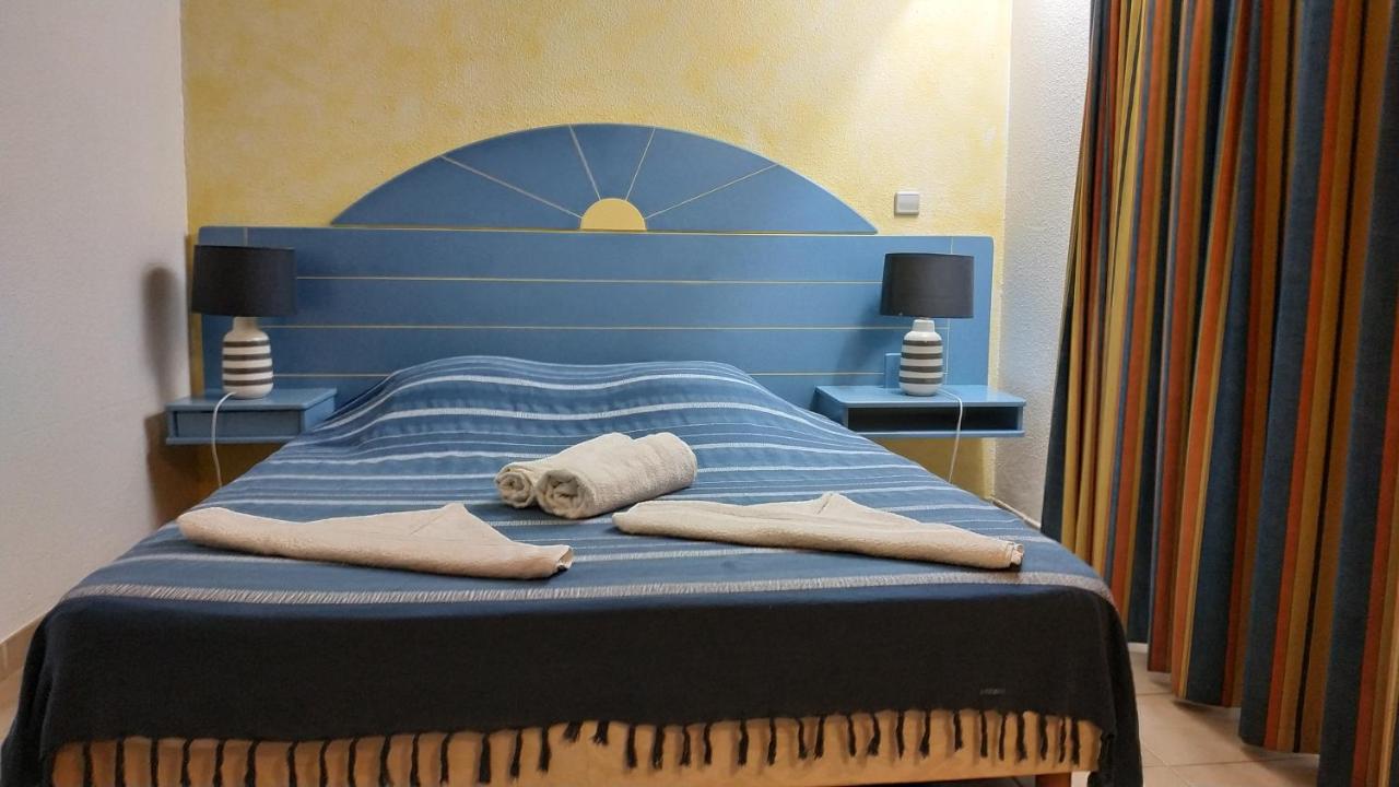Studio vue mer, plage, bar-restaurant accès conditionné à la piscine, parking, location de voitures - Chambres d'hôtes Sainte-Anne