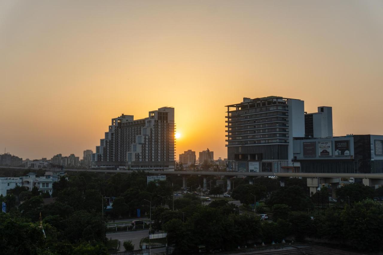 Stylish & Comfortable Studio near Expo Center Greater Noida opposite Metro - Ferienwohnung Greater Noida