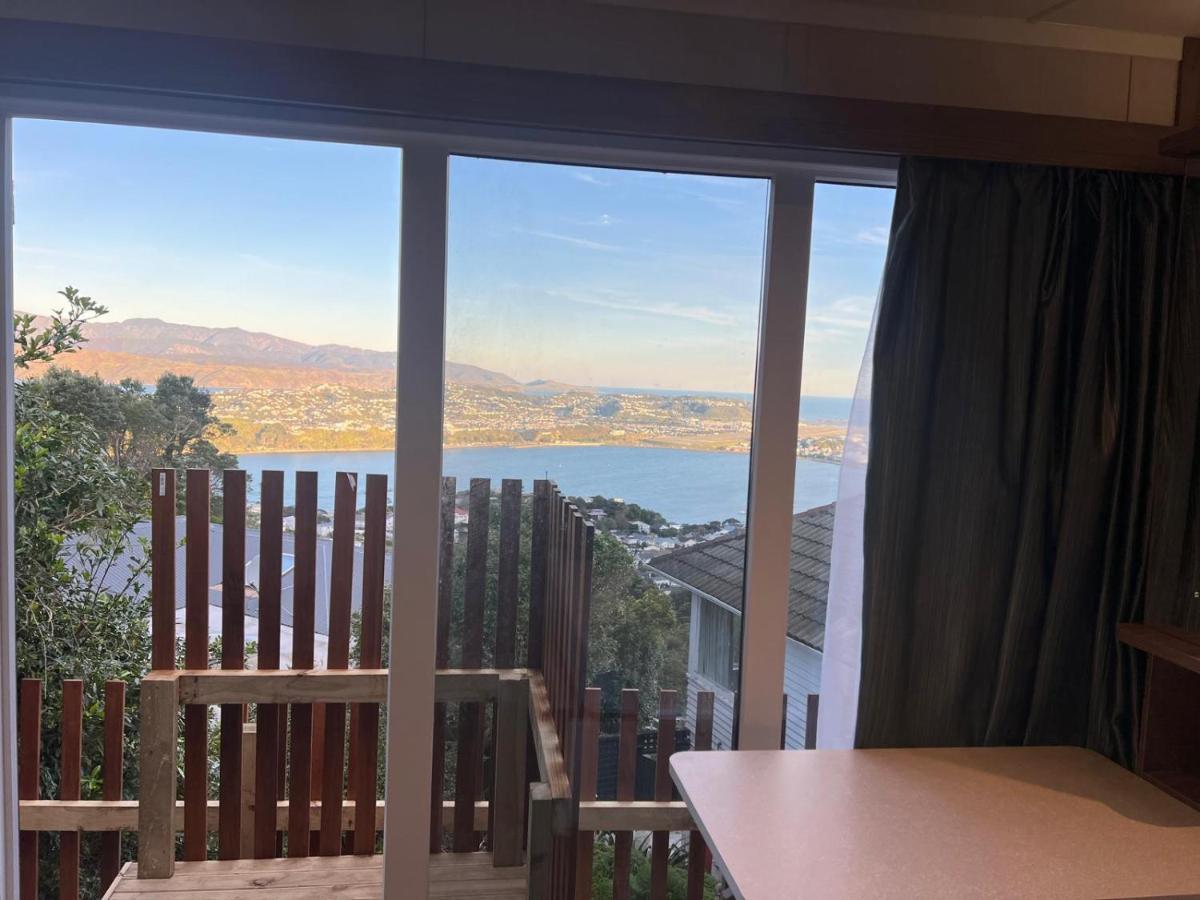 Hilltop Tiny Escape Stunning Harbour & City Views - Bed and Breakfast Wellington