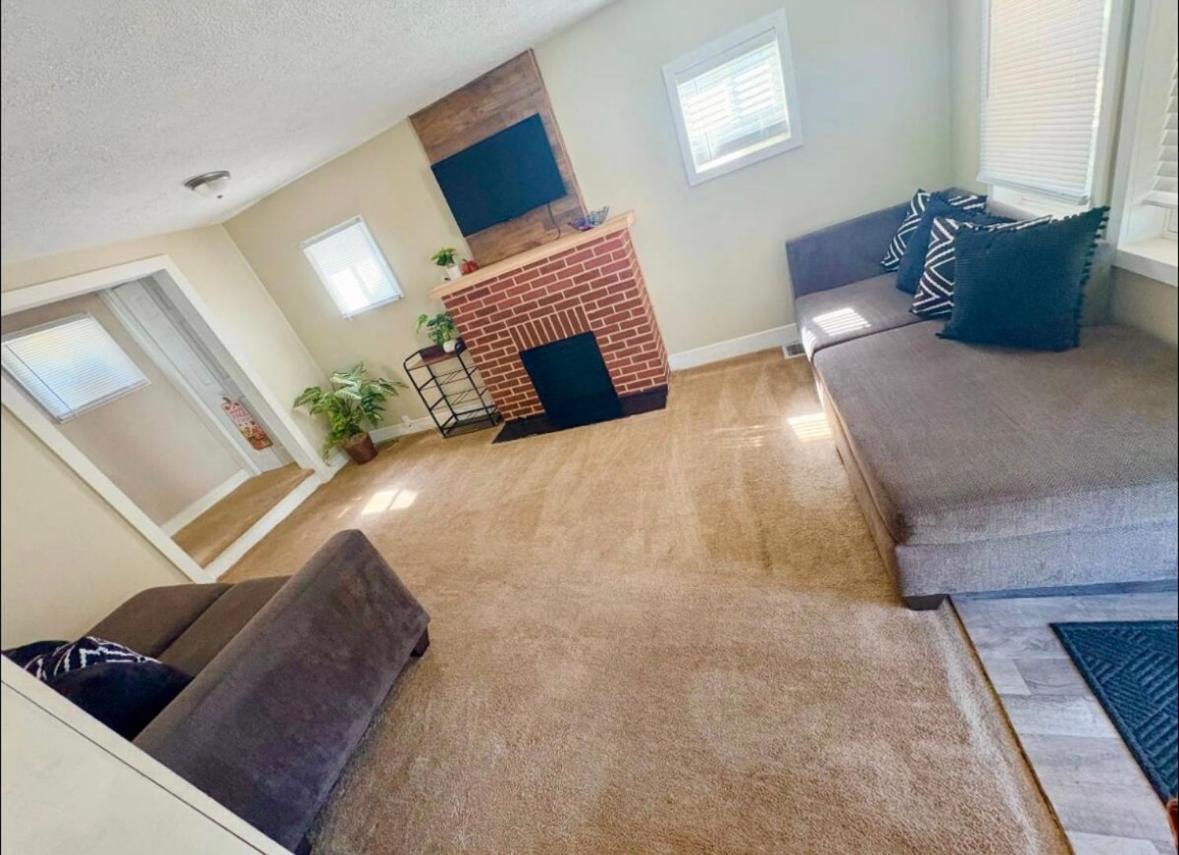 Comfy 3 Bedroom entire home with cozy vibes - B&B Akron