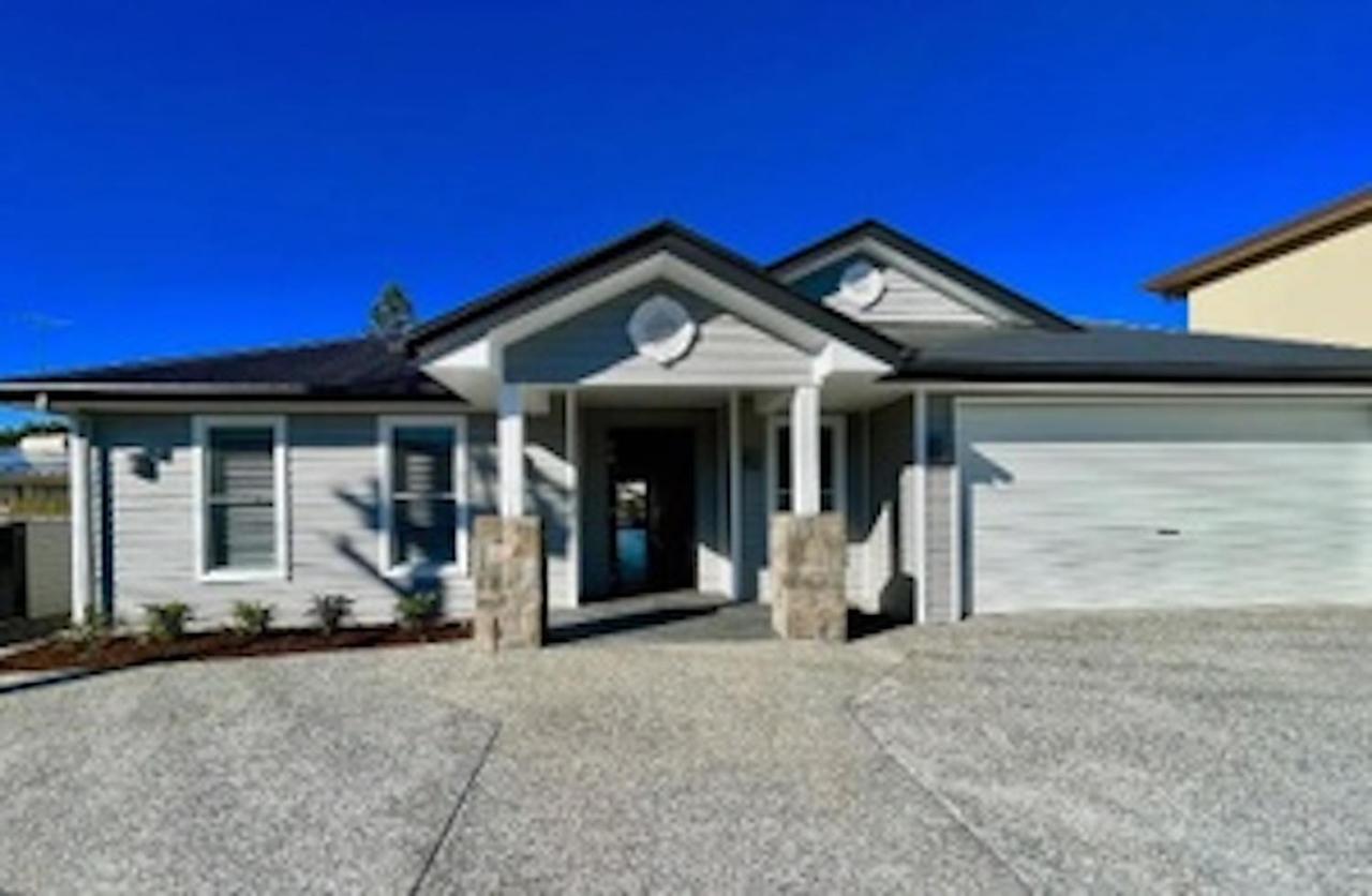 Capri Waterfront Resort-Style 5BR & Pool - Bed and Breakfast Gold Coast