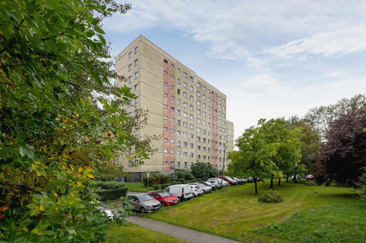 Blue and Green Family Apartment in Katowice with Two Bedrooms and Balcony by Noclegi Renters - B&B Katowice