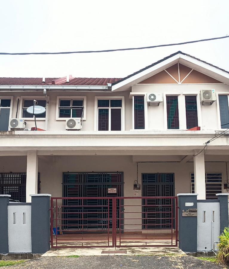 Harmoni Homestay R1 Wakaf Tapai ECRL KT Station - B&B Marang