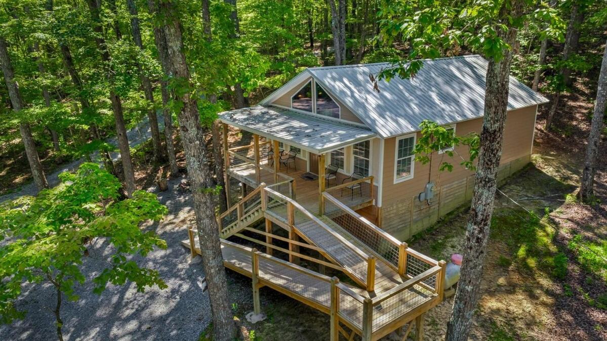 Coyote Cabin at Woodland Retreat at DeSoto beside DeSoto State Park - B&B Fort Payne