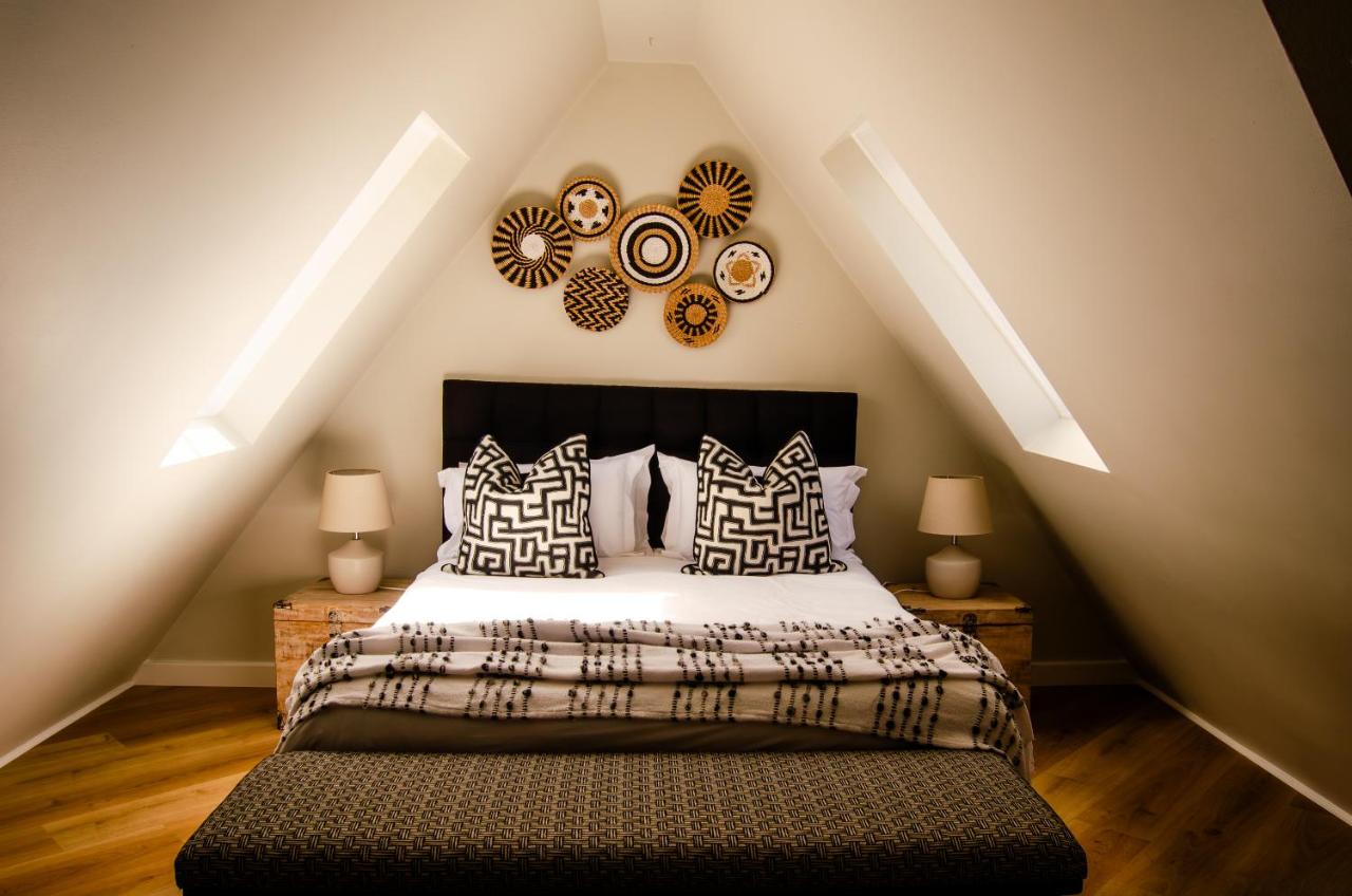 Habitación con cama grande y vistas al jardín