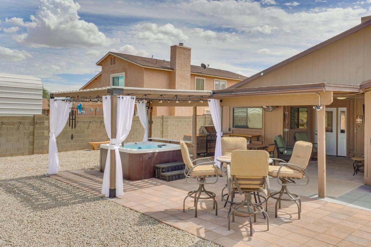 Roomy Tucson Home w/ Hot Tub & Pickleball Court! - Chambres d'hôtes Tucson