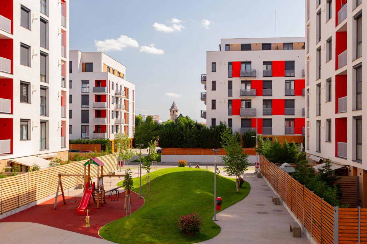 ARI Grand Black&White - 2BR with Terrace - Chambres d’hôtes Arad