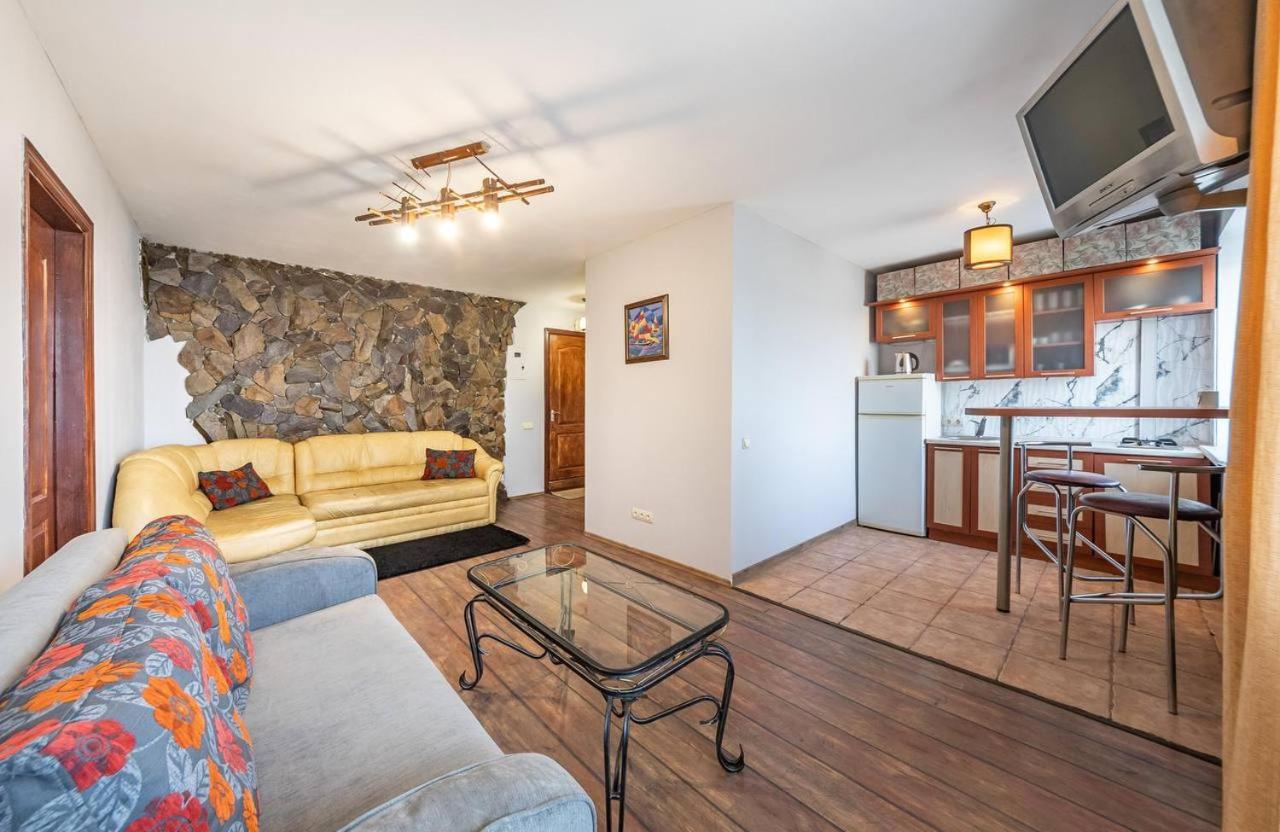 Apartment by the Dnipro Riverfront in Historic Podil - Ferienwohnung Kyjiw
