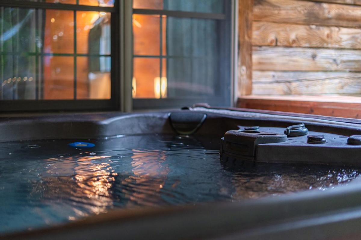 Log Cabin with Hot Tub, Game Room-10 min to NRG - B&B Hico