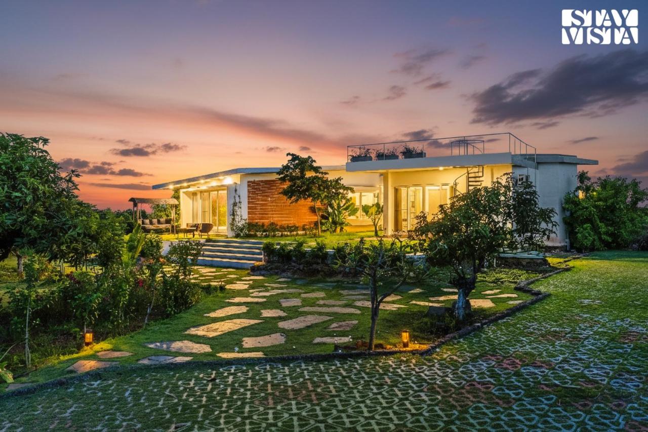 StayVista at Lazy Mango with Bonfire, Bathtub - Chambres d’hôtes Hyderabad