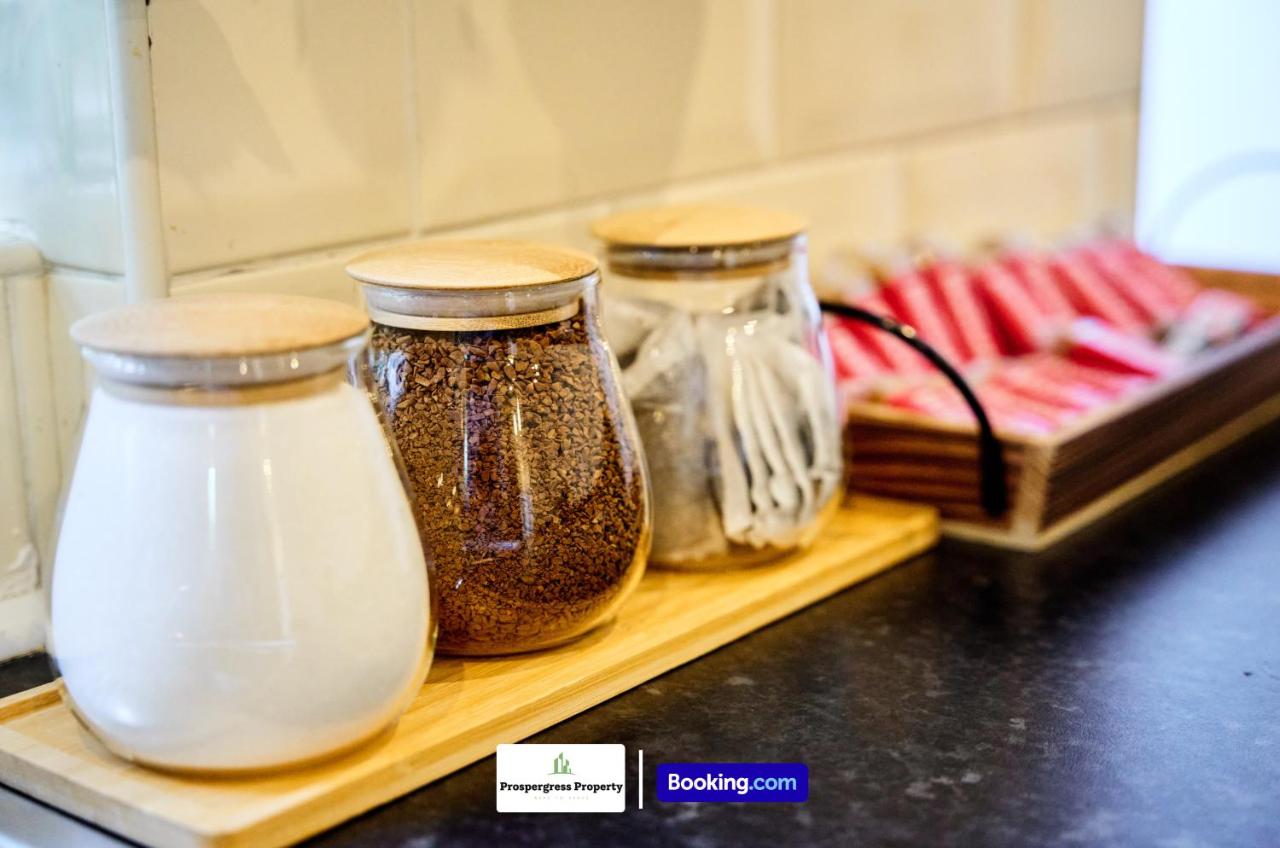 Cosy 4Bed Home By Prospergress Property Short Lets & Serviced Accommodation Coventry With Free Parking, WiFi & Pool Table and Games - B&B Coventry