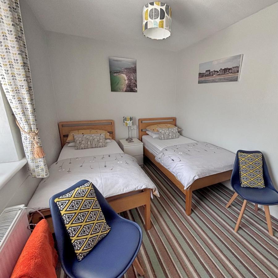 Tweepersoonskamer met 2 Aparte Bedden en Gedeelde Badkamer