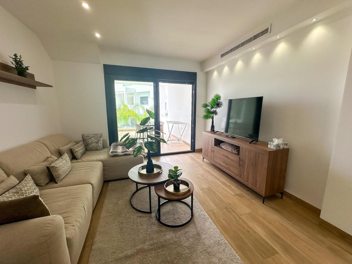 Modern 2-Bed with Solarium & Pink Lake Views - Chambres d’hôtes La Florida