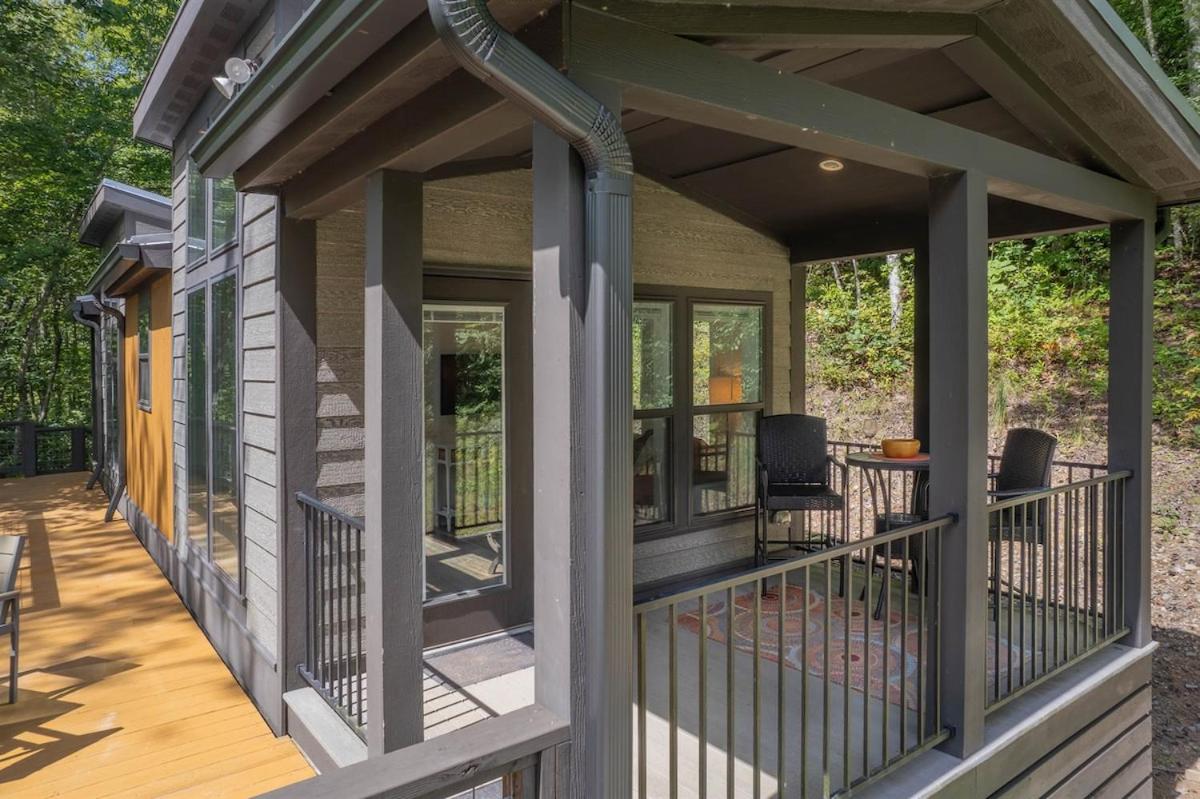 High Hollow Cottage Modern Tiny Home with Hot Tub - Bed and Breakfast Robbinsville