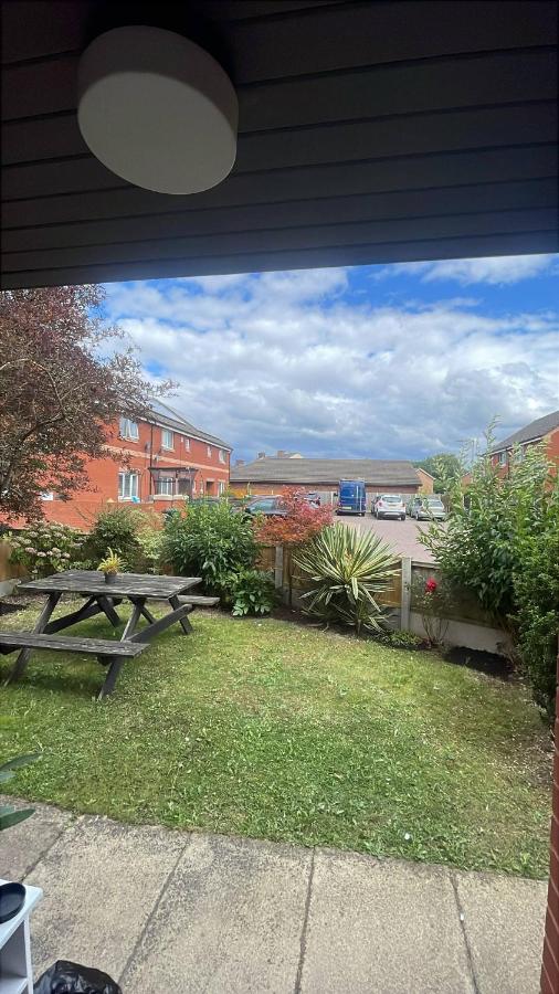 Affordable Single Room - B&B Saltney
