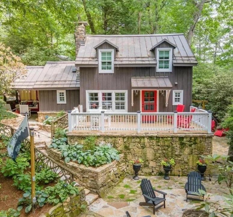 Stay Foxy Cottage, Mirror Lake Highlands, NC - Bed and Breakfast Highlands