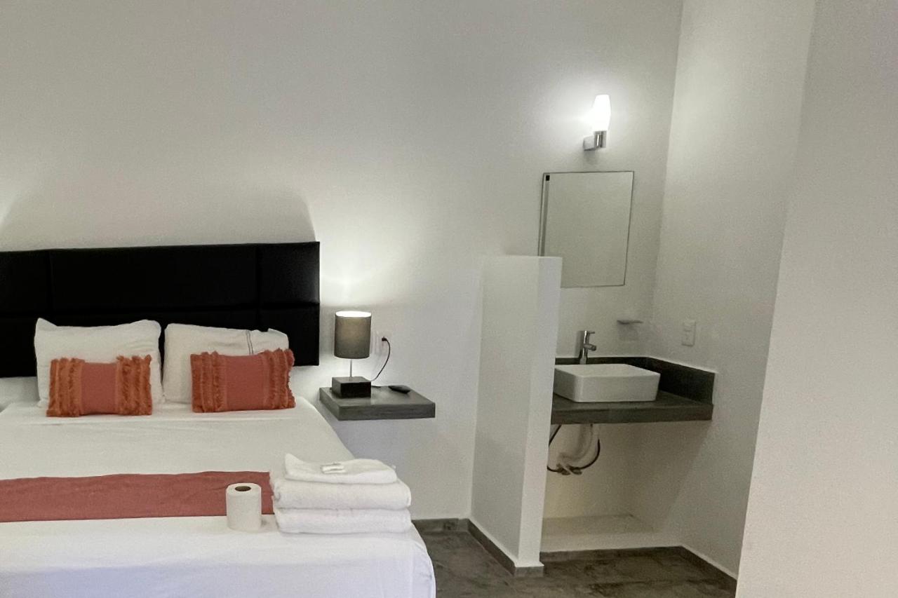 Lavish Studio wPatio #1 Isla Mujeres Downtown - B&B Isla Mujeres