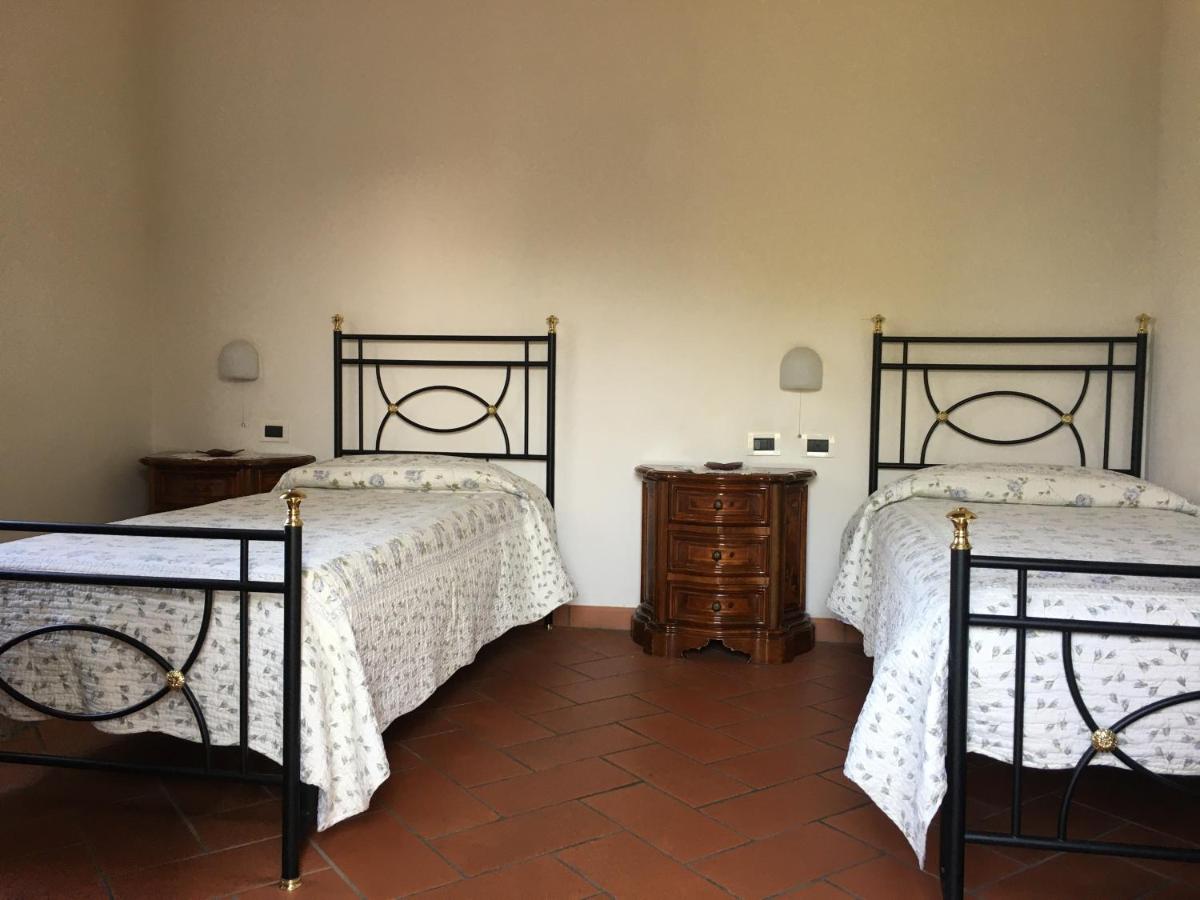 Tweepersoonskamer met 2 Aparte Bedden en Eigen Badkamer