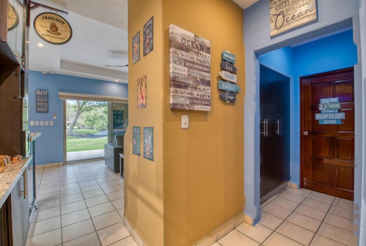 Hacienda Iguana Luxury Apartment with Pool & Golf - Bed and Breakfast Tola