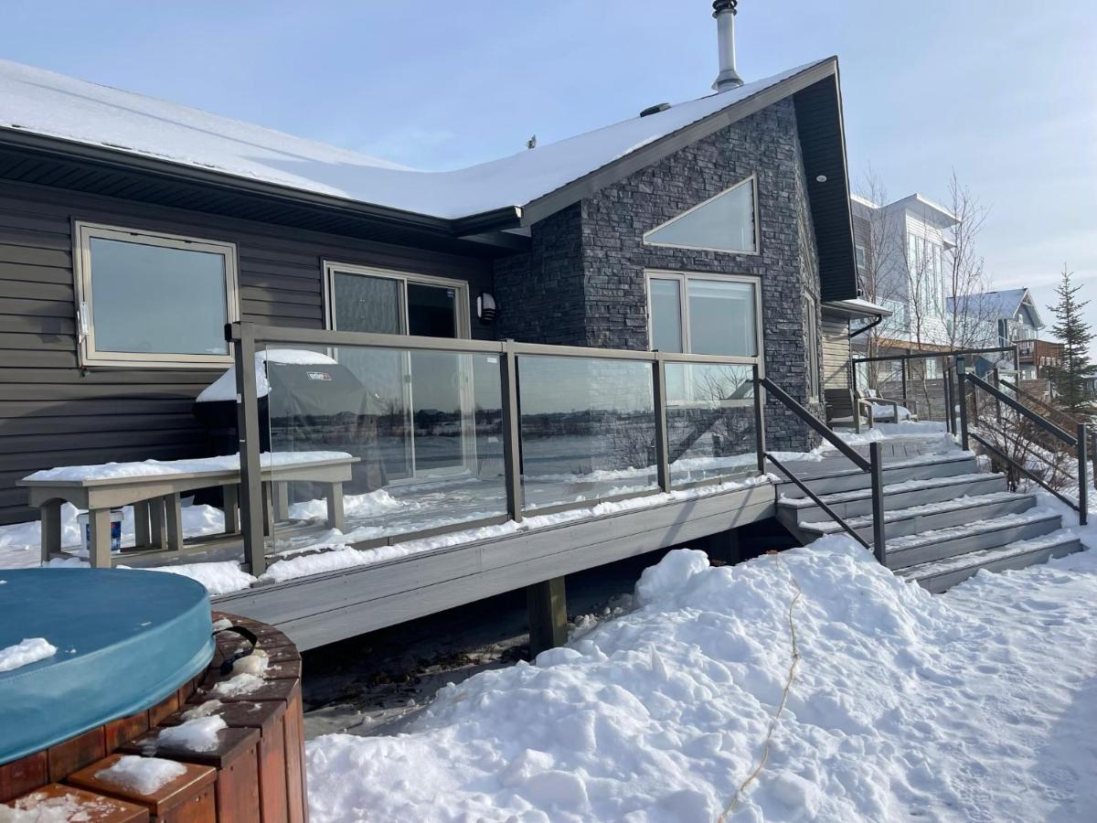 Lake Front 4 Bedroom Home with Hot Tub & Sauna - Spa House - Chambres d'hôtes Gimli