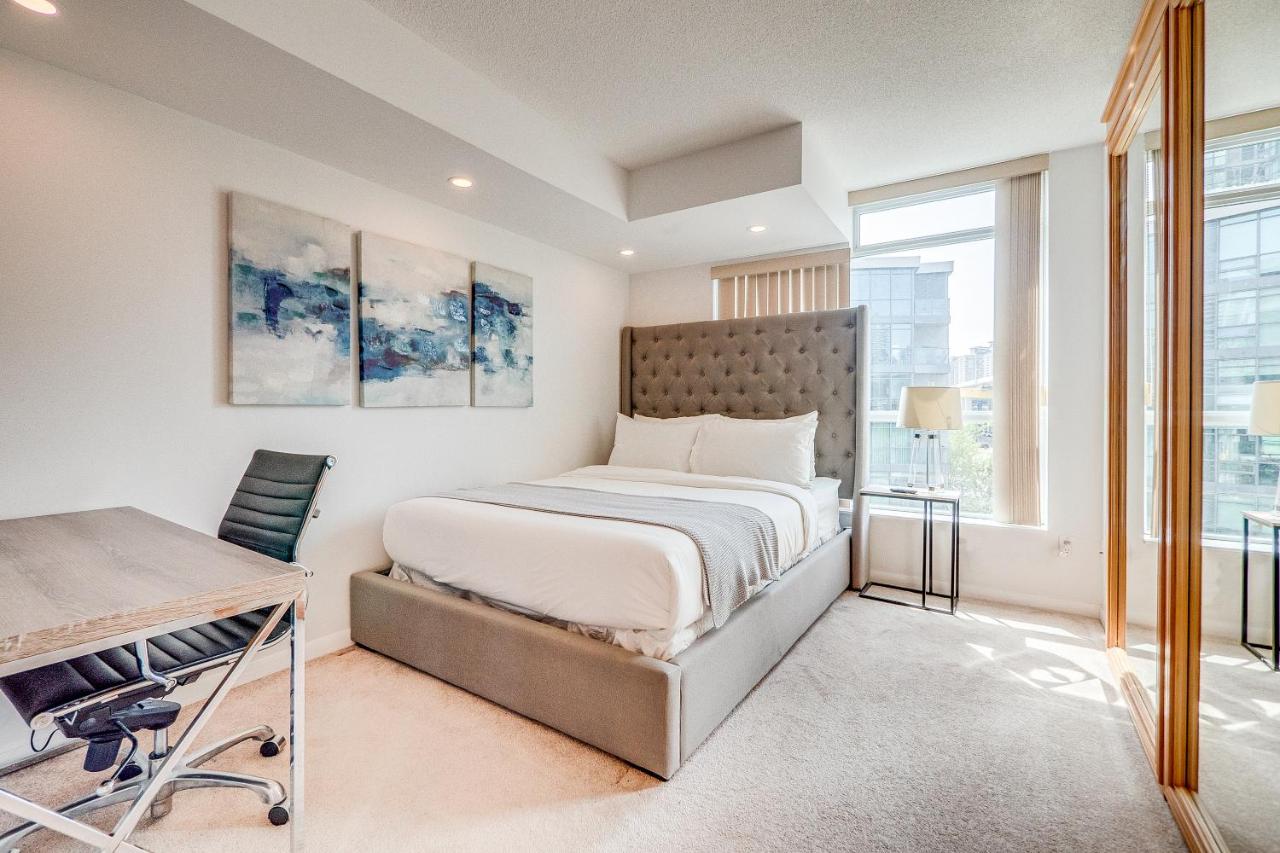2BR Condo - Free Parking - Park & City View - Bed and Breakfast Toronto