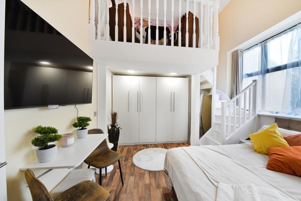 London Lets Stay Here with parking - B&B Ilford