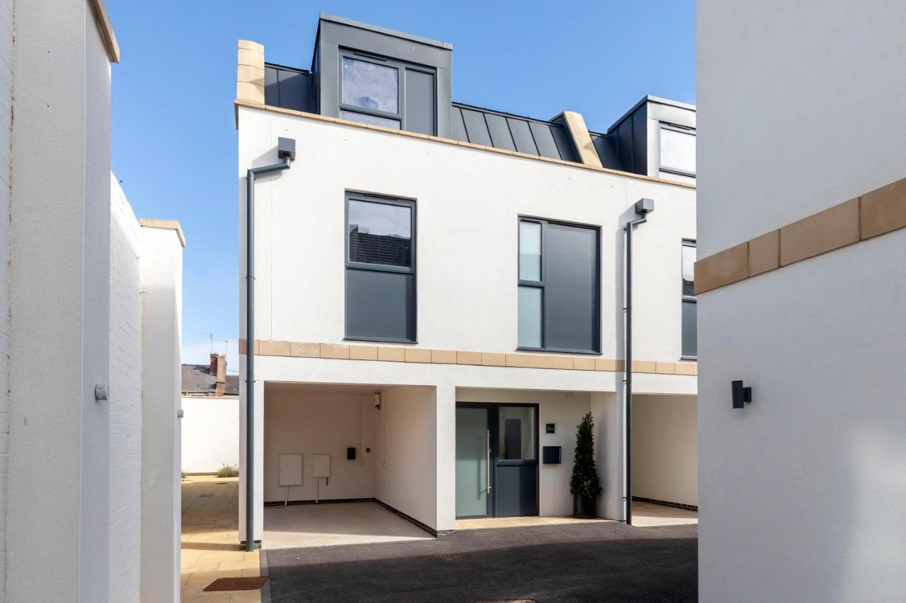Elliot Oliver - Stylish and Comfortable 4 Bedroom Town House with 3 En-suite Shower Rooms within a Short Walk to the Town Centre - Chambres d'hôtes Cheltenham