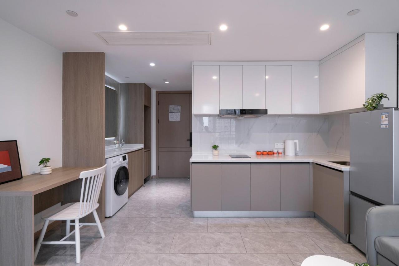 Studio Lit Queen-Size