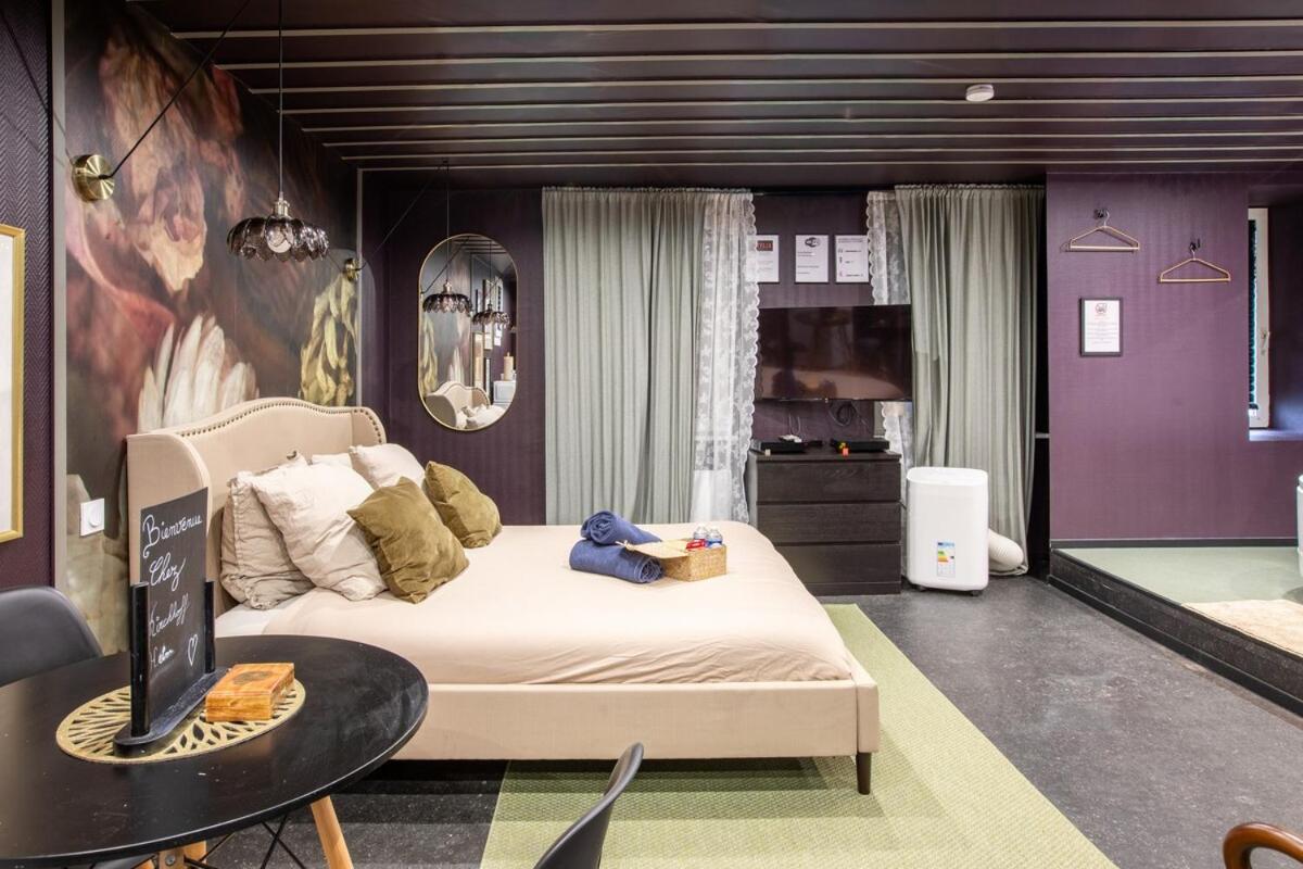 Deluxe Studio, Dark Floral, jacuzzi, Parking Gratuit, MULHOUSE CENTRE - B&B Mulhouse