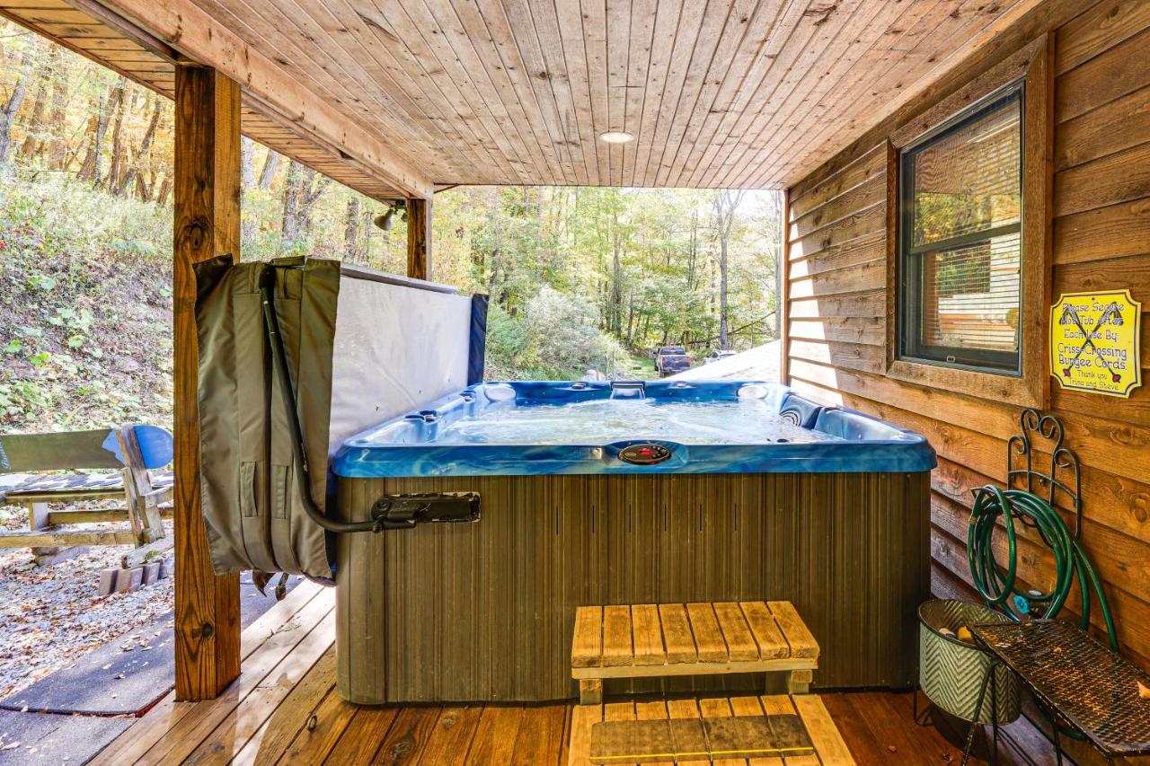 3 Mi to Snowshoe Resort: Cabin w/ Hot Tub - Chambres d'hôtes Slaty Fork