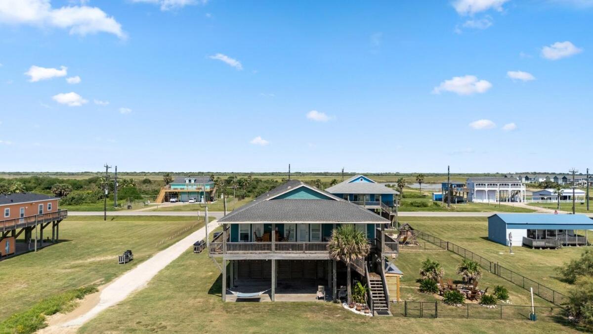 Beachfront with Fire Pit, Gourmet Kitchen and Views - B&B Bolivar Peninsula