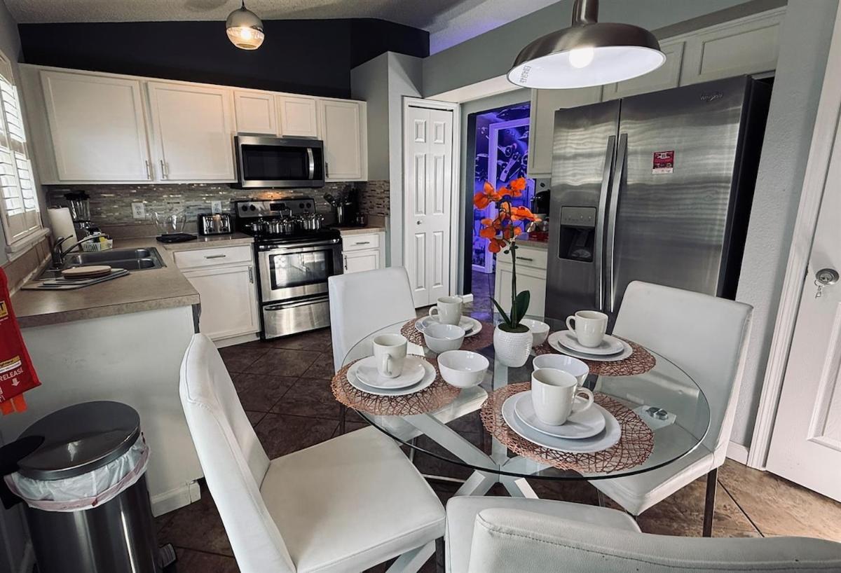 Florida Disney Star Wars Villa, Poolside Cinema - B&B Orlando