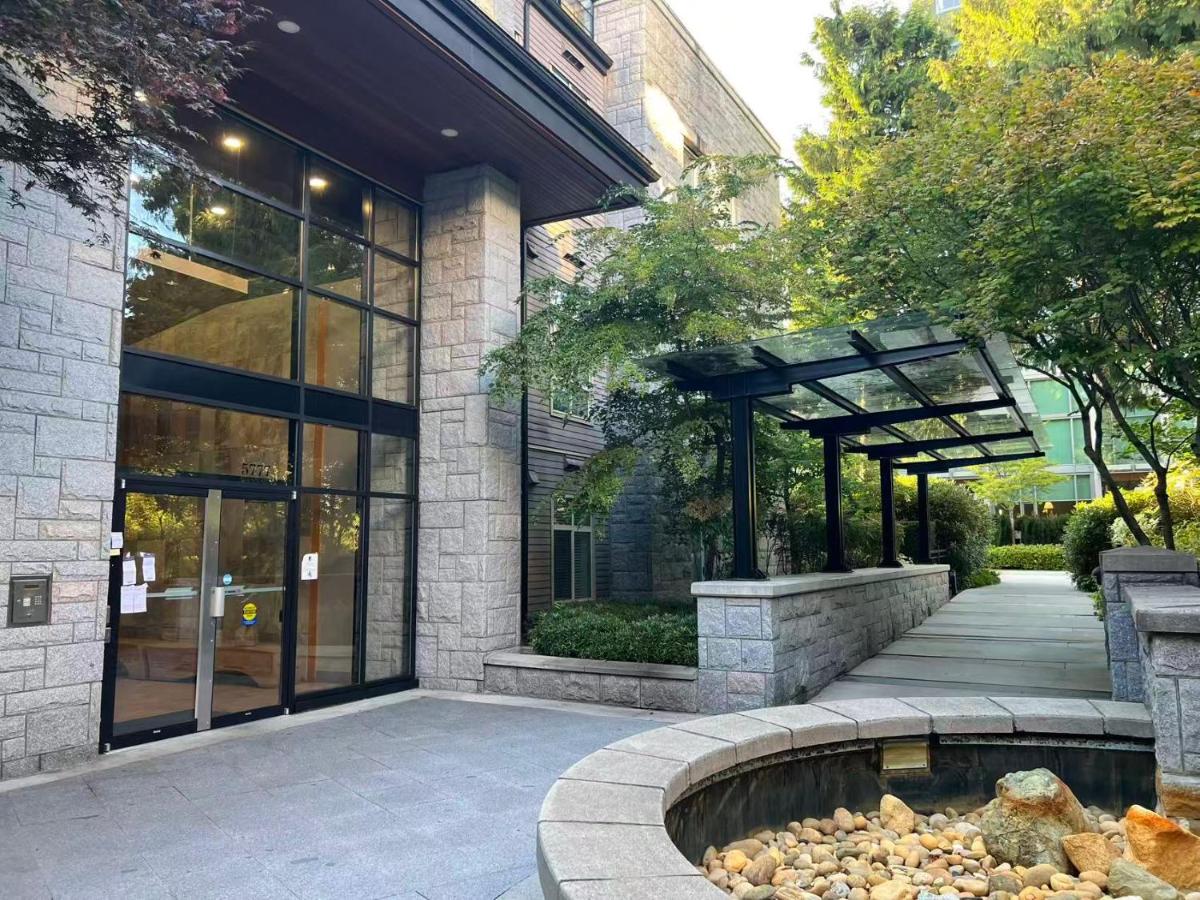 Modern 3-Bedroom Apartment in UBC - B&B Vancouver