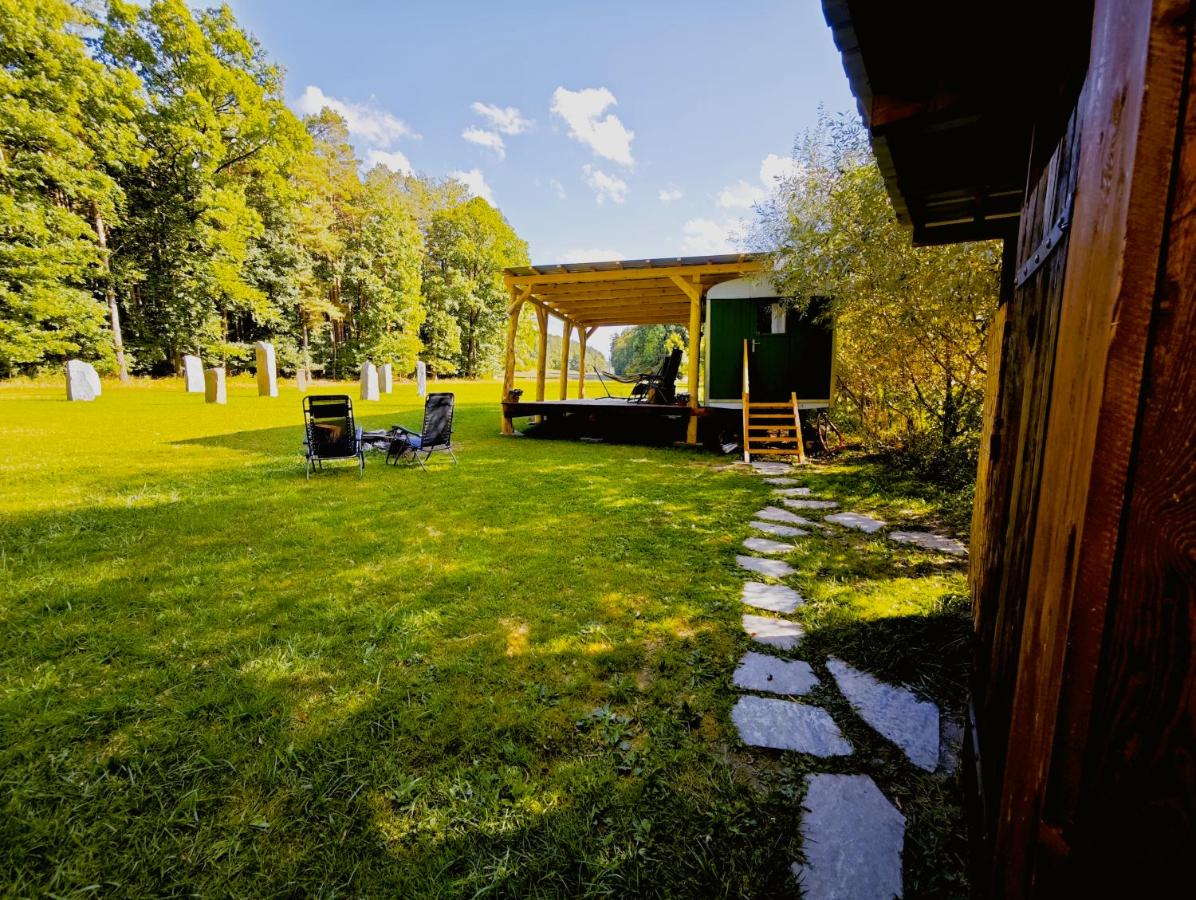 Maringotka Slaměnka u menhirového kruhu - U Slaměnky - B&B Hněvětice