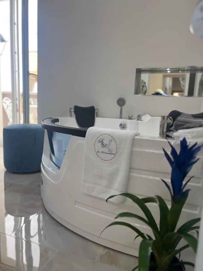 Habitación con cama extragrande y bañera de hidromasaje