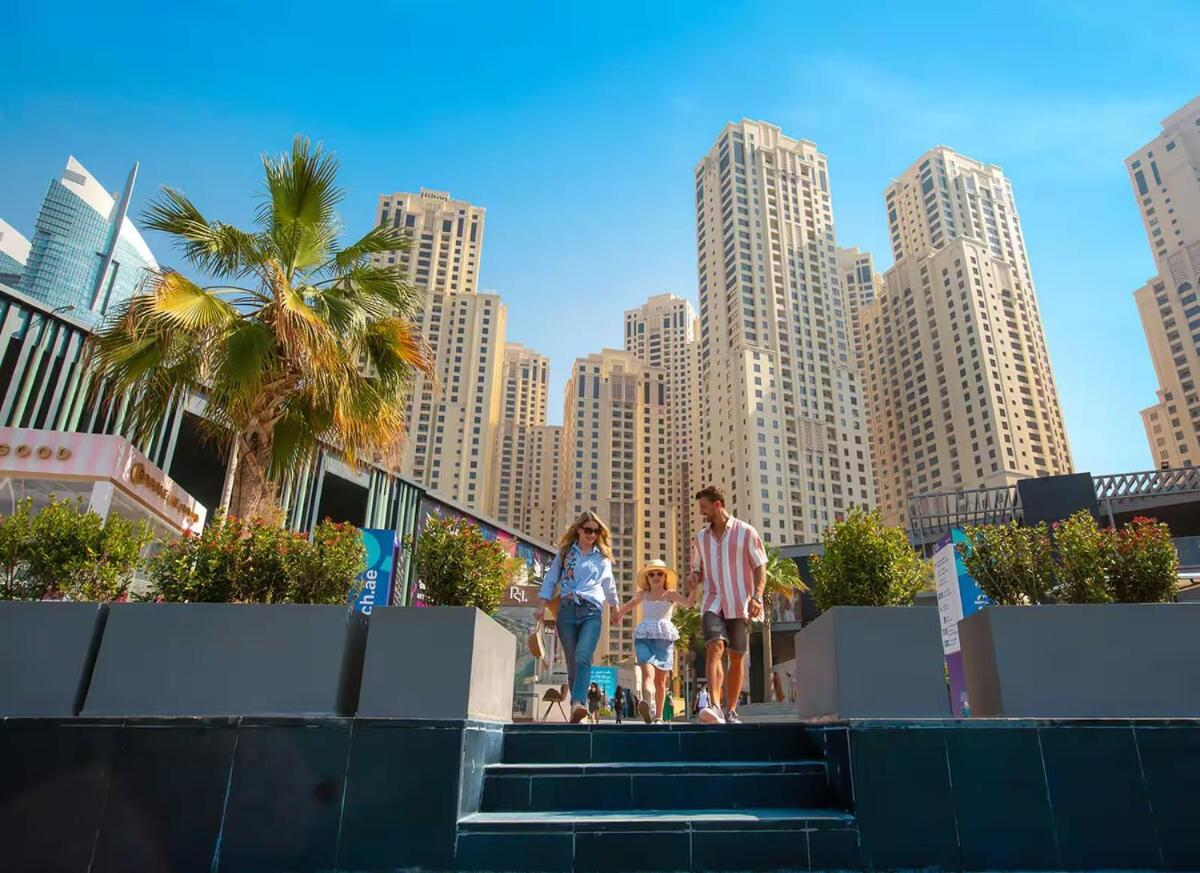 Visual Reference: Jbr Dubai Vip Lux Penthouse Priv Pool Cinema Limo Tranfer