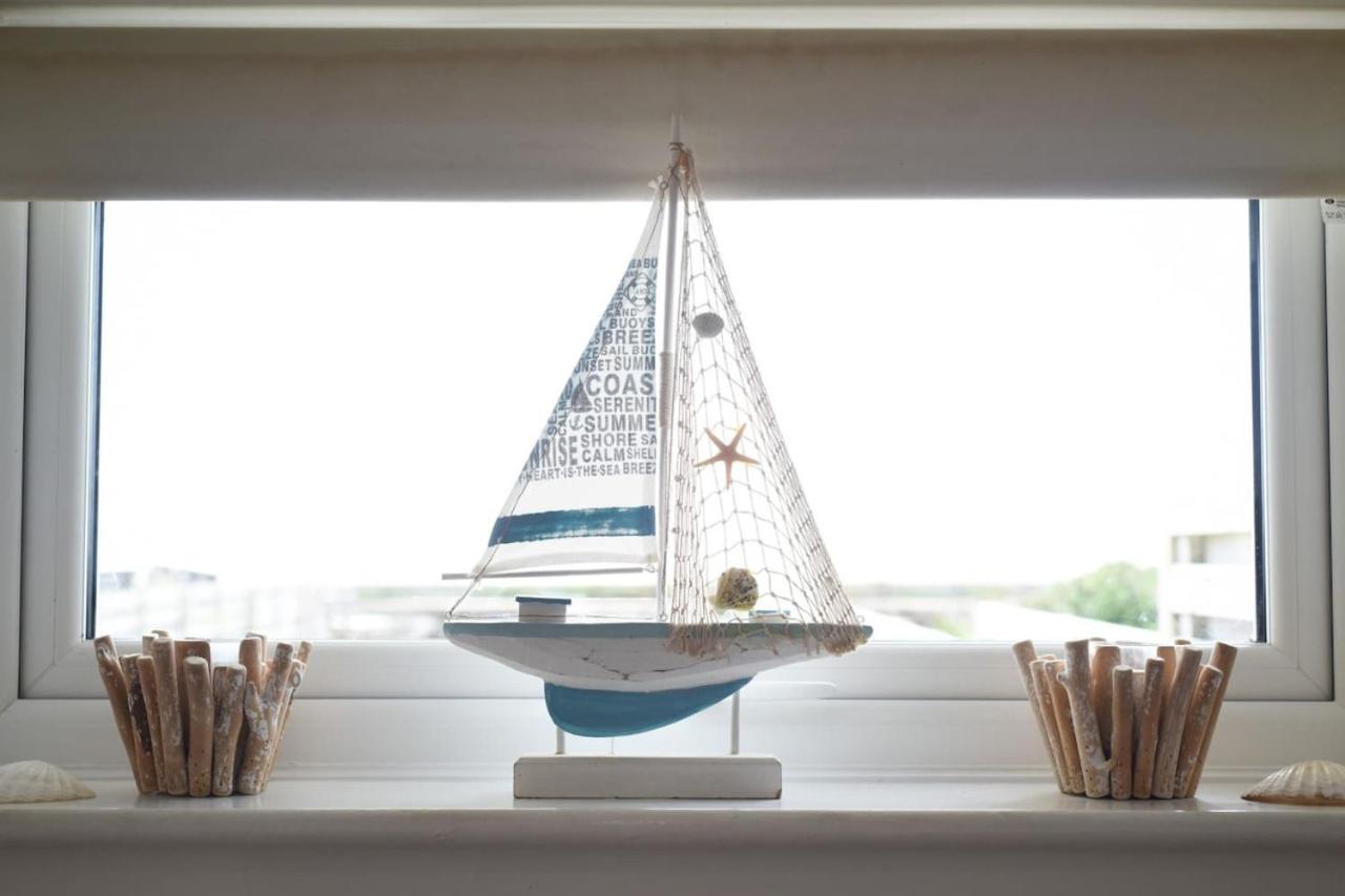 Air Maison - Sandy Shores - Beachfront Apartment - Sleeps 3 - B&B South Hayling