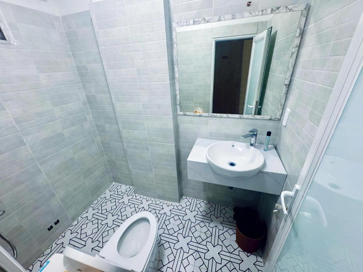 Habitación con cama extragrande.