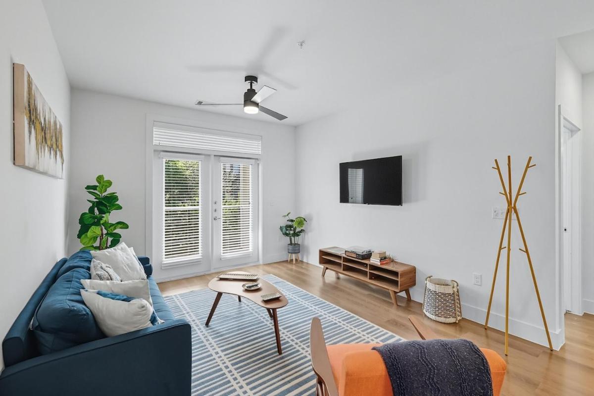 336 Chic 2B2B Near Stockyards, Resort Style Pool & Gym, Golf Simulator, 7M to Dickies Stadium, 15M to AT&T stadium - Bed and Breakfast Fort Worth