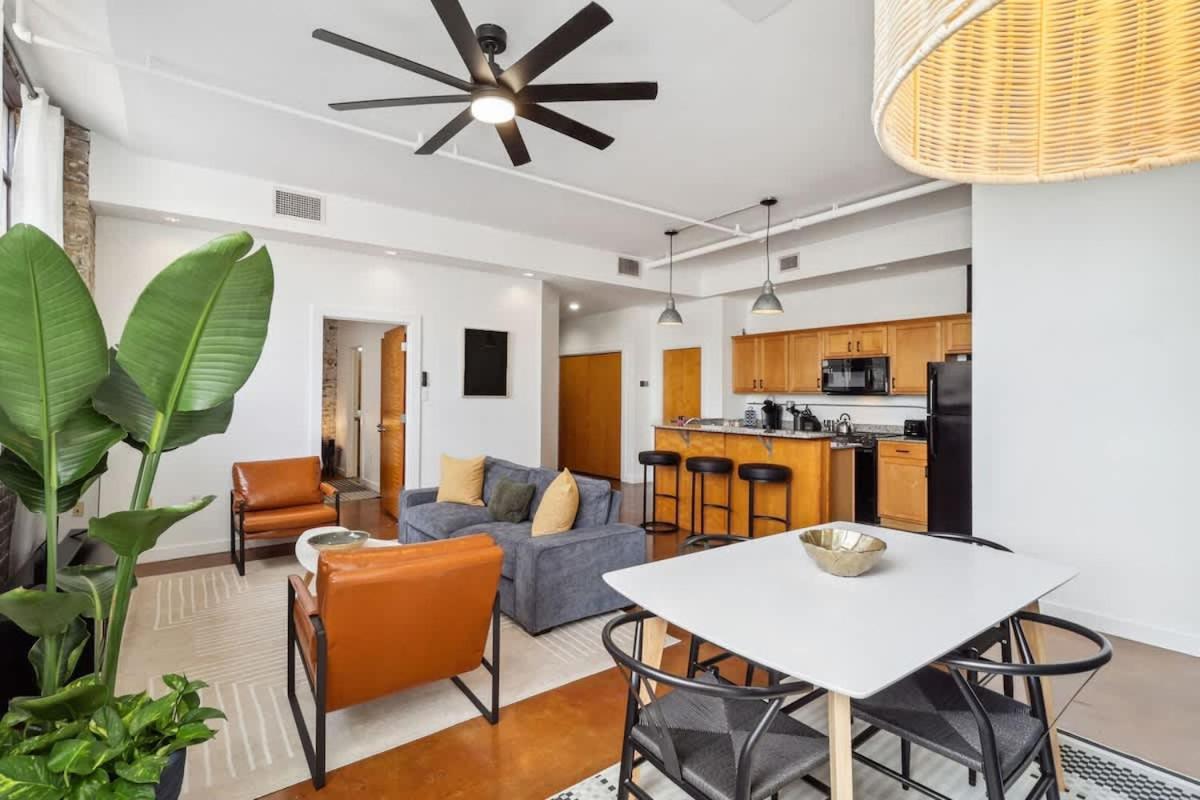 Stylish Industrial Loft in Warehouse District - Bed and Breakfast New Orleans